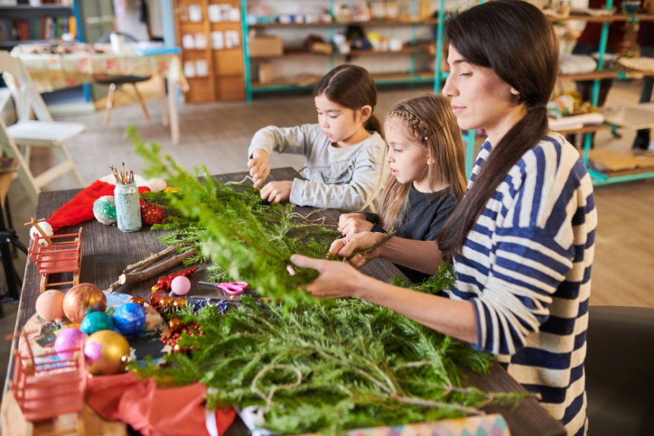 Taller-de-adornos-de-Navidad-en-la-escuela